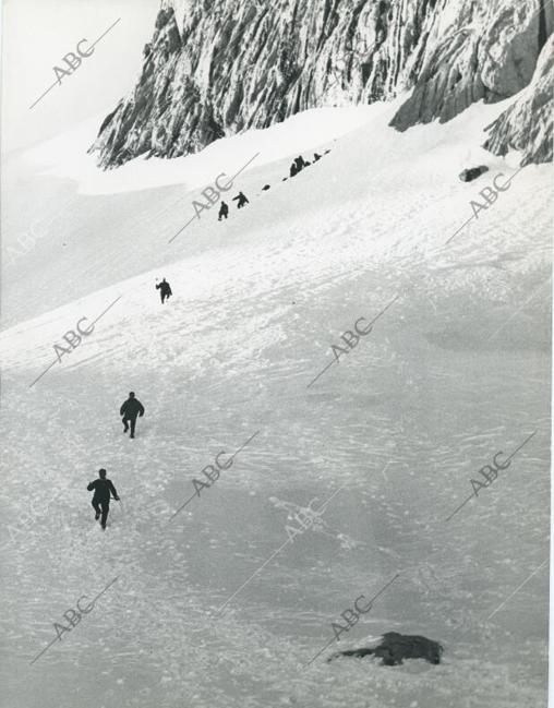Montañeros subiendo por la Cara Sur